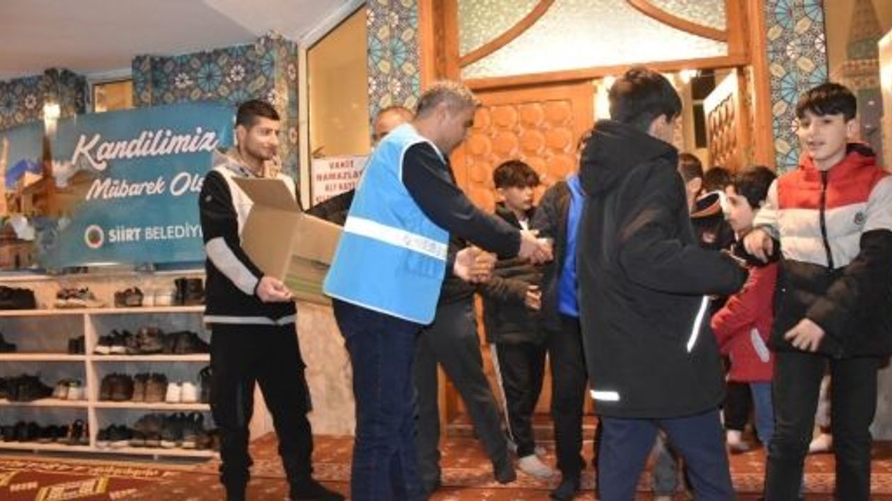 SİİRT BELEDİYESİ ŞEHRİN FARKLI NOKTALARINDA KANDİL SİMİDİ DAĞITTI