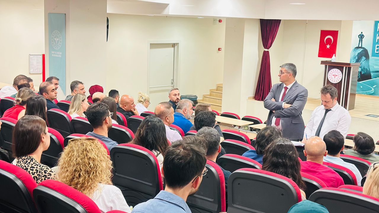 Siirt İl Sağlık Müdürü Hacıoğlu, Siirt Eğitim ve Araştırma Hastanesi Hekimleriyle Toplantı Yaptı