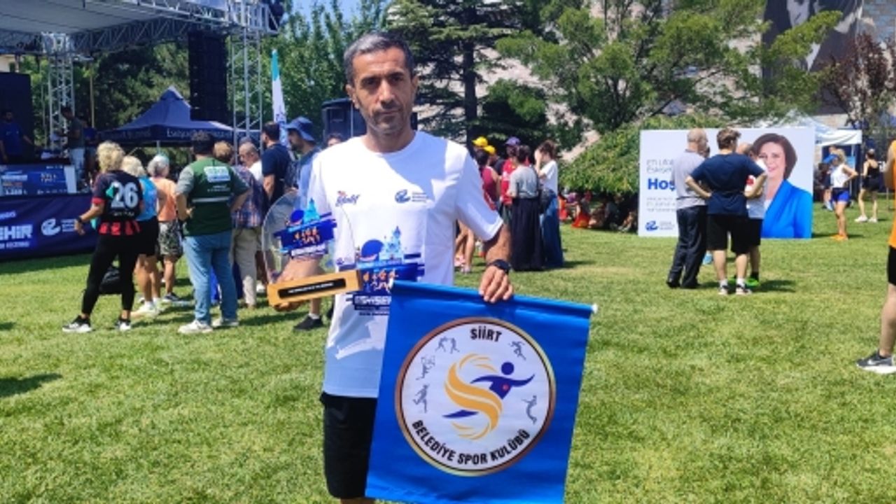 Siirt Belediyesi Sporcusu Muhittin Gürhan, Eskişehir Yarı Maratonu’nda Kürsüde!