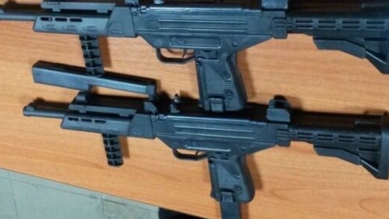 Çocukların Eline Verilen Oyuncak Silah Gerçek Silahla Aynı Ebatta