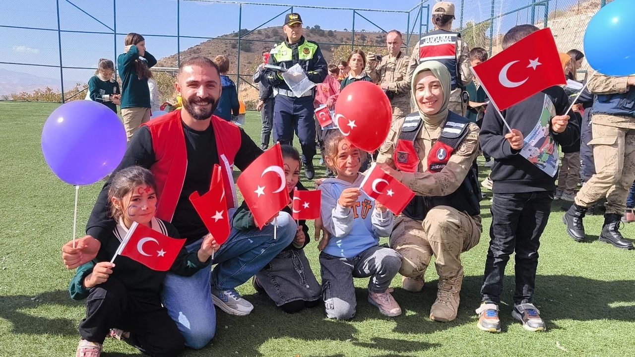 SİİRT JANDARMASINDAN ÖĞRENCİLERE CUMHURİYETBAYRAMI COŞKUSU