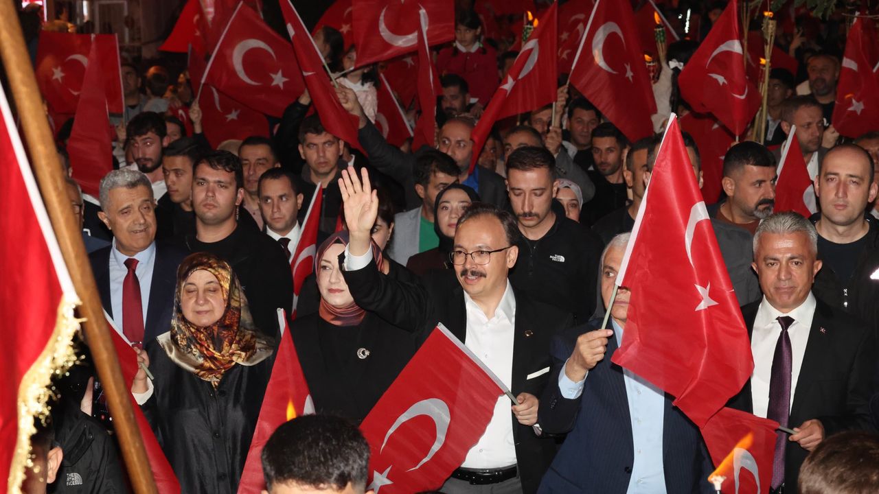 Siirt’te Cumhuriyetin 102. Yılı Fener Alayı Coşkuyla Kutlandı