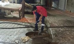 Siirt Belediyesi Atıklar Nedeniyle Tıkanan Kanalları Temizliyor