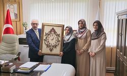 Kur’an Kursu Öğreticilerinden İl Müftüsü Pinal’a Filografi Sanatı İle Yapılan Duvar Saati Hediye Edildi  
