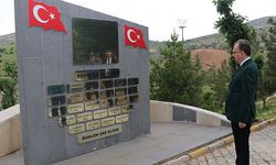 Vali Kızılkaya, "Eruh Milan Katliamı"nda Şehit Olan Vatandaşların Mezarlarını Ziyaret Etti