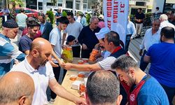Bitlis Vakıflar Bölge Müdürlüğü Siirt'te 1500 Kişiye Aşure Dağıttı