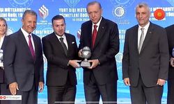 Kuzu Grup Adına Verilen "Yurtdışı Müteahhitlik Hizmetleri Başarı Ödülü”nü Özen Kuzu, Cumhurbaşkanı Erdoğan'dan Aldı