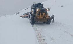 SİİRT’TE KAR YAĞIŞI ETKİLİ OLUYOR: YOLLAR TRAFİĞE AÇIK, EKİPLER TEYAKKUZDA