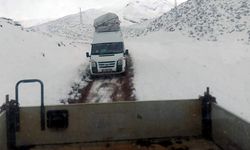 Siirt’te Karda Mahsur Kalan Yolcu Minibüsü Kurtarıldı