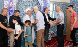 Vali Dr. Kemal Kızılkaya, Bayram Namazı Sonrası Vatandaşlarla Bayramlaştı