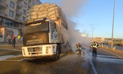 Siirt’te Saman Yüklü Kamyonda Yangın: 14 Ton Zarar