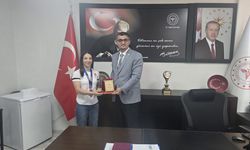 İl Sağlık Müdürü Hacıoğlu’ndan Milli Sporcuya Plaket ve Çiçek Takdimi
