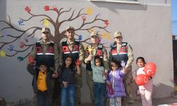 SİİRT İL JANDARMA KOMUTANLIĞI’NDAN DÜNYA ÇOCUK HAKLARI GÜNÜ’NDE FARKINDALIK ETKİNLİKLERİ