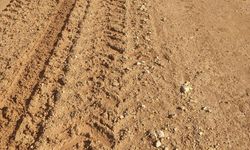 AKÇALI KÖYÜ SAKİNLERİ BOZUK YOLLARIN YAPILMASINI İSTİYOR