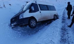 Pervari’de Yolcu Minibüsü Şarampole Yuvarlandı