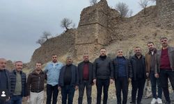 AK Parti İl Başkanı Özturan, Kormas Kalesi’nde İncelemelerde Bulundu