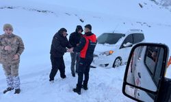 Siirt AFAD Ekiplerinden Yolda Mahsur Kalan Vatandaşlara Kumanya Desteği