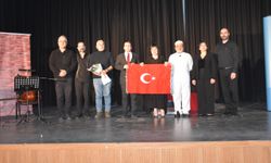 SİİRT’TE “BİZİM AKİF” TİYATRO OYUNU SANETSEVERLERLE BULUŞTU!