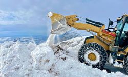 Pervari Geçittepe’de Zorlu Kış Mesaisi: 2 Metre Kar Temizlendi
