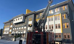 Siirt’te Çatılarda Biriken Kar Kütlelerine İtfaiyeden Yoğun Müdahale