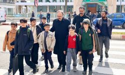 Vali Kızılkaya, Cami Çıkışında Çocuklarla Bir Araya Geldi