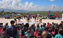 Siirt’te Jandarma Öğrencileri Hem Eğitti Hem Eğlendirdi