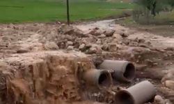 KONAKPINAR KÖYÜ YAĞIŞLARA TESLİM: YOLLAR KULLANILAMAZ HALE GELDİ