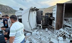 Siirt–Eruh Karayolunda Tır Devrildi: Sürücü Ekiplerin Müdahalesiyle Kurtarıldı