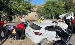 Siirt’te Tır ile Otomobil Çarpıştı: 1’i Ağır 4 Yaralı