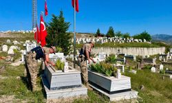 SİİRT'TE 196 ŞEHİT MEZARININ BAKIM VE ONARIMI YAPILDI, BAYRAKLARI YENİLENDİ