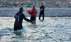 Siirt Kezer Çayı'nda Sular Aniden Yükseldi: Mahsur Kalan 8 Kişiyi İtfaiye Kurtardı