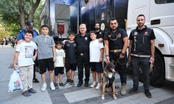 İl Emniyet Müdürü Mehmet Özdemir’den Narkotik Eğitim Tırına Ziyaret