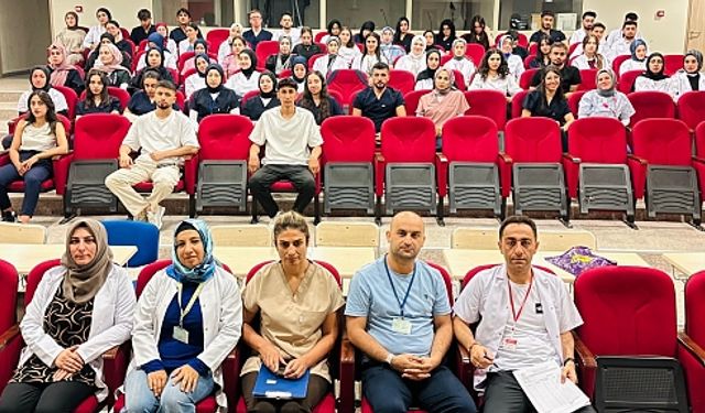 Siirt Eğitim ve Araştırma Hastanesi’nde Stajyerlere İşbaşı Uyum Eğitimi Verildi