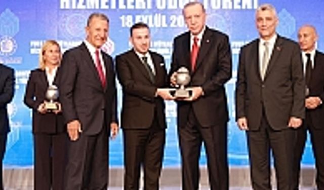 Kuzu Grup Adına Verilen "Yurtdışı Müteahhitlik Hizmetleri Başarı Ödülü”nü Özen Kuzu, Cumhurbaşkanı Erdoğan'dan Aldı