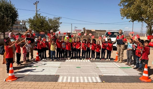 Siirt Jandarmasından Öğrencilere “Güçlü Aile Güçlü Gelecek” Eğitimi