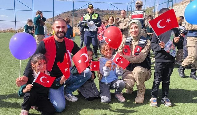 SİİRT JANDARMASINDAN ÖĞRENCİLERE CUMHURİYETBAYRAMI COŞKUSU