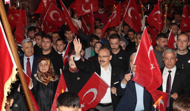 Siirt’te Cumhuriyetin 102. Yılı Fener Alayı Coşkuyla Kutlandı