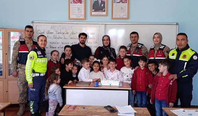 Siirt’te Jandarmadan 297 Okula Öğretmenler Günü Sürprizi