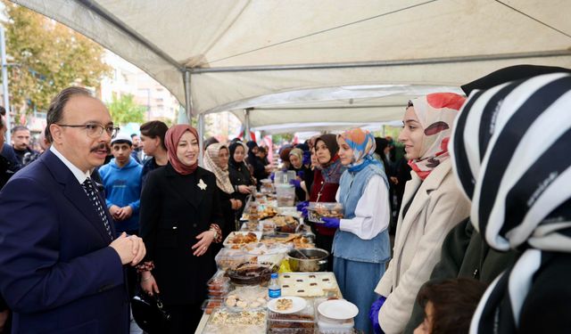 Vali Dr. Kemal Kızılkaya ve Eşi, Gazze Yararına Kurulan Hayır Çarşısını Ziyaret Etti