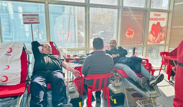Siirt Eğitim ve Araştırma Hastanesi Personelinden Kızılay Kan Bağışı Kampanyasına Destek