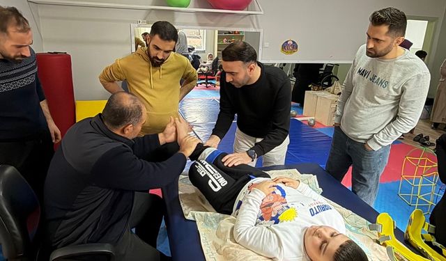 Engelli Öğrencilere Ortopedik Destek: Hayat Hastanesi Uzmanı Merkezde Muayene Yaptı