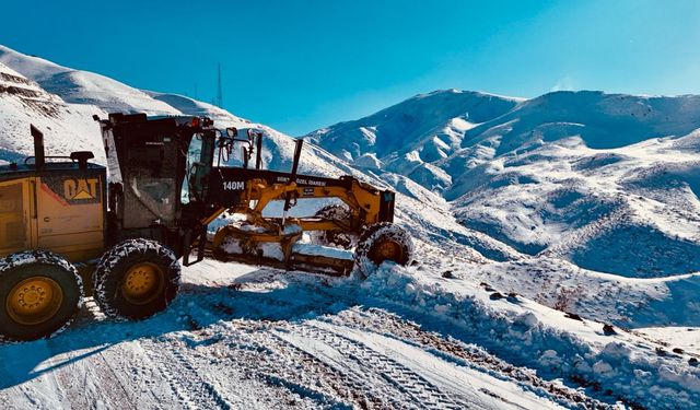 Siirt’te 10 Köyün Ulaşımını Sağlayan Yolda Yoğun Mesai