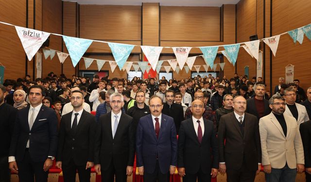 Vali Kızılkaya ve Bakan Yardımcısı Nazif Yılmaz TÜGVA Gençlik Buluşması’nda Gençlerle Bir Araya Geldi