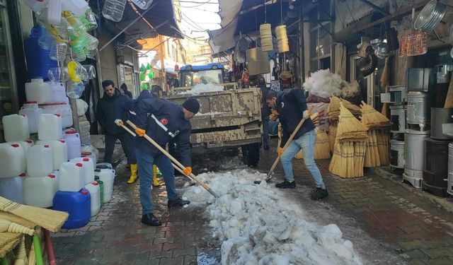 SİİRT’TE KARLA MÜCADELE SEFERBERLİĞİ: BELEDİYE EKİPLERİ 7/24 SAHADA!