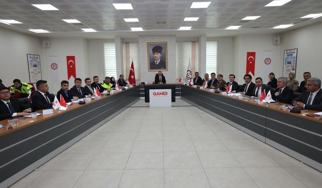 VALİ KIZILKAYA BAŞKANLIĞINDA OKUL GÜVENLİĞİ TOPLANTISI GERÇEKLEŞTİRİLDİ