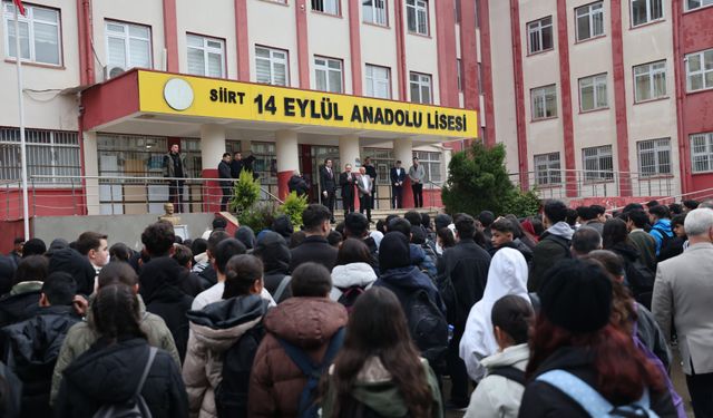 VALİ KIZILKAYA, ÖĞRENCİLERLE BAYRAK TÖRENİNDE BULUŞTU