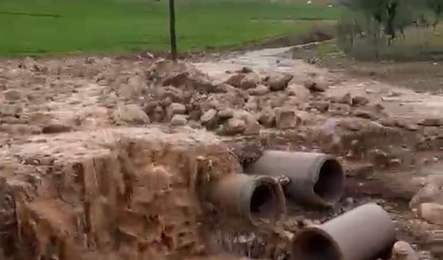 KONAKPINAR KÖYÜ YAĞIŞLARA TESLİM: YOLLAR KULLANILAMAZ HALE GELDİ