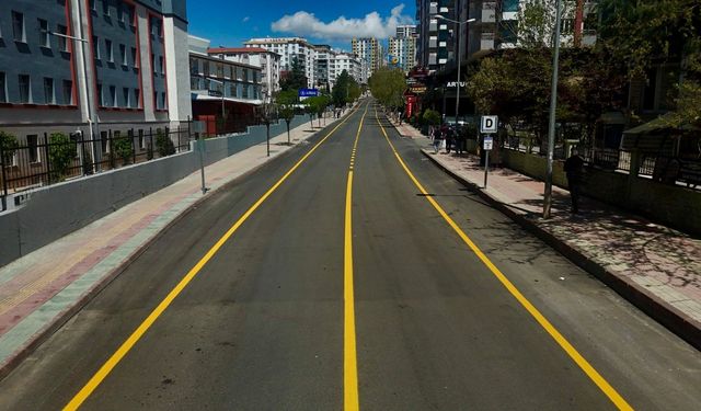 SİİRT BELEDİYESİ : ASFALT VE YOL ÇİZGİ ÇALIŞMALARI ARALIKSIZ DEVAM EDİYOR!