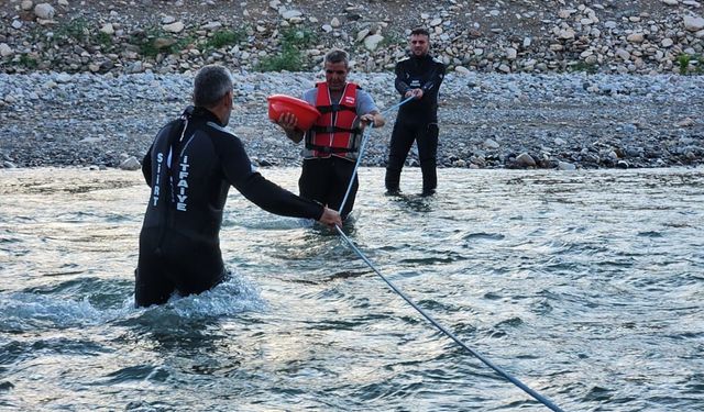 Siirt Kezer Çayı'nda Sular Aniden Yükseldi: Mahsur Kalan 8 Kişiyi İtfaiye Kurtardı