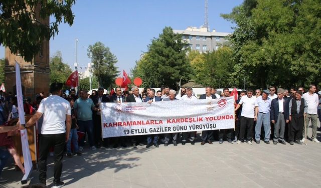 Gaziler Günü Kapsamında Siirt’te Anlamlı Yürüyüş Gerçekleştirildi